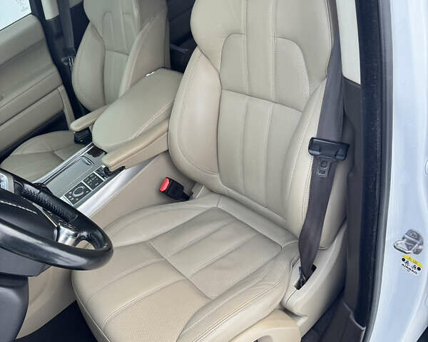Білий Ленд Ровер Range Rover Sport, об'ємом двигуна 2.99 л та пробігом 105 тис. км за 26900 $, фото 10 на Automoto.ua