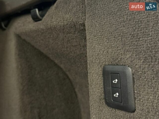 Білий Ленд Ровер Range Rover Sport, об'ємом двигуна 2 л та пробігом 133 тис. км за 37500 $, фото 16 на Automoto.ua