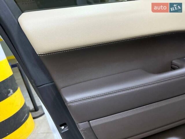 Білий Ленд Ровер Range Rover Sport, об'ємом двигуна 2 л та пробігом 76 тис. км за 45500 $, фото 34 на Automoto.ua