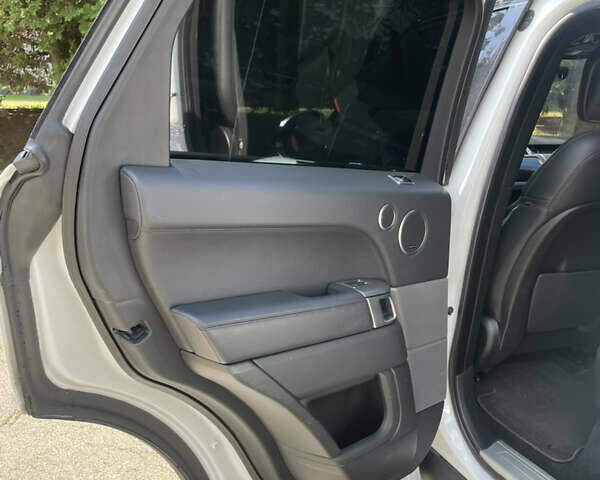 Білий Ленд Ровер Range Rover Sport, об'ємом двигуна 3 л та пробігом 130 тис. км за 35600 $, фото 17 на Automoto.ua
