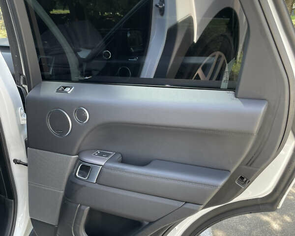 Білий Ленд Ровер Range Rover Sport, об'ємом двигуна 3 л та пробігом 130 тис. км за 35600 $, фото 36 на Automoto.ua