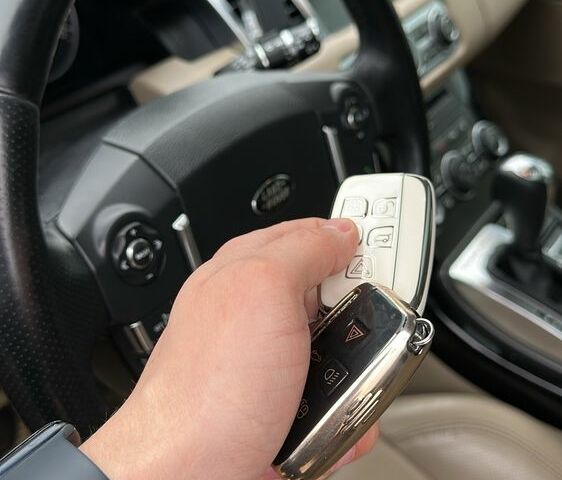 Красный Ленд Ровер Рендж Ровер Спорт, объемом двигателя 3 л и пробегом 195 тыс. км за 17500 $, фото 7 на Automoto.ua