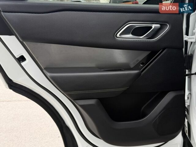 Білий Ленд Ровер Рендж Ровер Велар, об'ємом двигуна 2 л та пробігом 110 тис. км за 38500 $, фото 27 на Automoto.ua