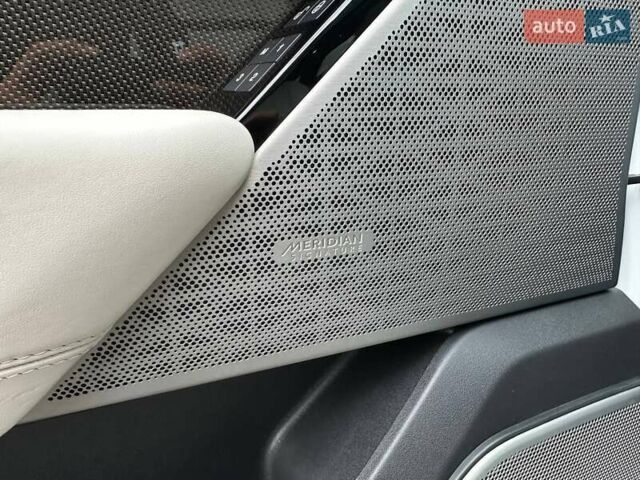 Белый Ленд Ровер Рендж Ровер Велар, объемом двигателя 2.99 л и пробегом 106 тыс. км за 43900 $, фото 13 на Automoto.ua