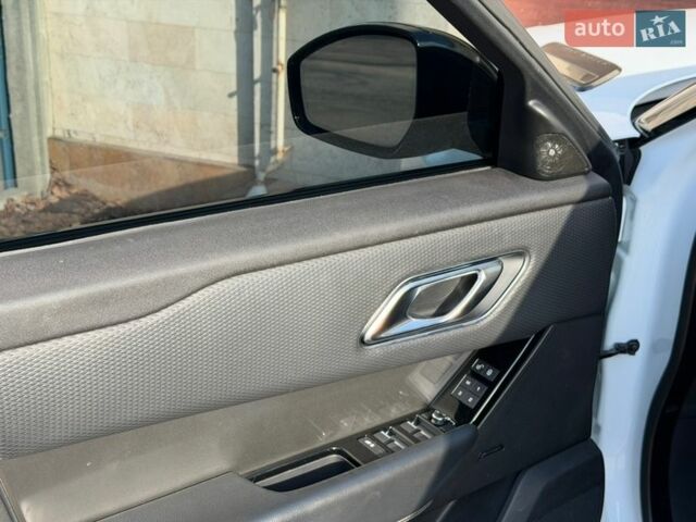 Белый Ленд Ровер Рендж Ровер Велар, объемом двигателя 2 л и пробегом 90 тыс. км за 33900 $, фото 14 на Automoto.ua