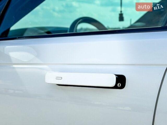 Білий Ленд Ровер Рендж Ровер Велар, об'ємом двигуна 2 л та пробігом 134 тис. км за 28999 $, фото 44 на Automoto.ua