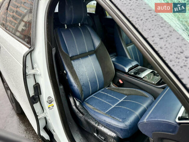 Белый Ленд Ровер Рендж Ровер Велар, объемом двигателя 2 л и пробегом 130 тыс. км за 32500 $, фото 72 на Automoto.ua