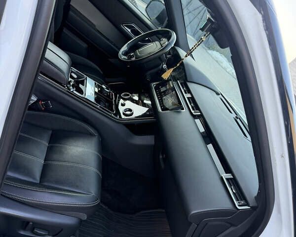 Белый Ленд Ровер Рендж Ровер Велар, объемом двигателя 0 л и пробегом 180 тыс. км за 29000 $, фото 4 на Automoto.ua