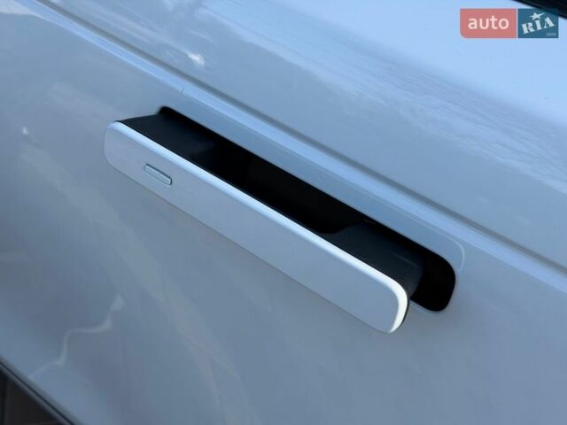 Белый Ленд Ровер Рендж Ровер Велар, объемом двигателя 2 л и пробегом 90 тыс. км за 33900 $, фото 20 на Automoto.ua