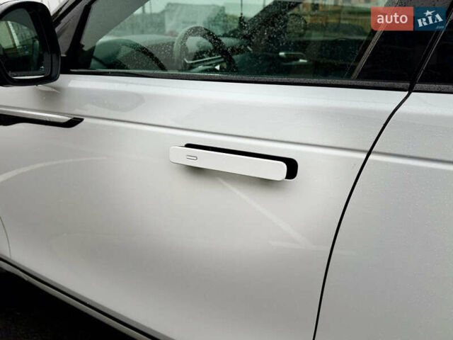 Белый Ленд Ровер Рендж Ровер Велар, объемом двигателя 2 л и пробегом 130 тыс. км за 32500 $, фото 43 на Automoto.ua