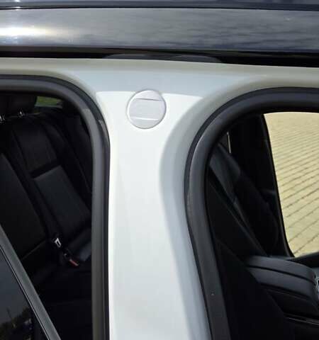 Белый Ленд Ровер Рендж Ровер Велар, объемом двигателя 3 л и пробегом 95 тыс. км за 39500 $, фото 35 на Automoto.ua