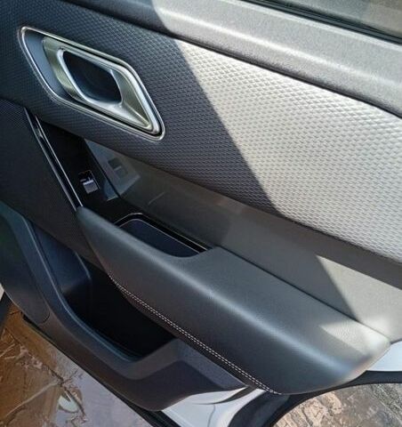 Белый Ленд Ровер Рендж Ровер Велар, объемом двигателя 2 л и пробегом 109 тыс. км за 31000 $, фото 84 на Automoto.ua