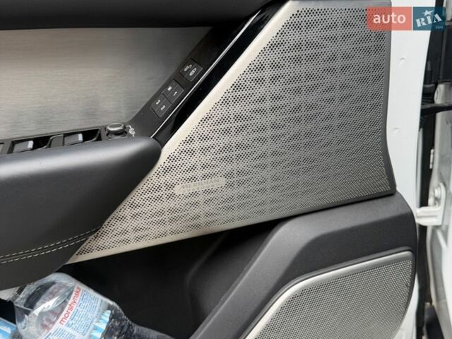 Белый Ленд Ровер Рендж Ровер Велар, объемом двигателя 2 л и пробегом 92 тыс. км за 35300 $, фото 10 на Automoto.ua