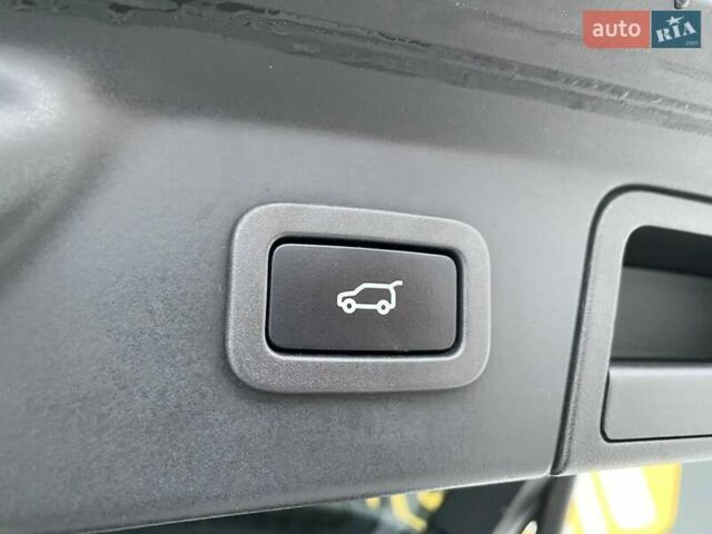 Білий Ленд Ровер Рендж Ровер Велар, об'ємом двигуна 2 л та пробігом 78 тис. км за 35900 $, фото 11 на Automoto.ua