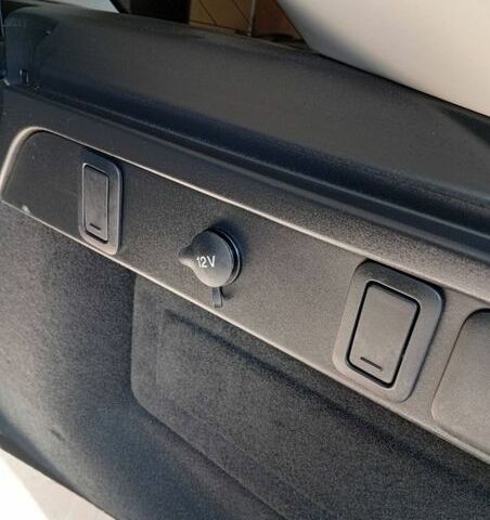 Белый Ленд Ровер Рендж Ровер Велар, объемом двигателя 2 л и пробегом 109 тыс. км за 31000 $, фото 36 на Automoto.ua