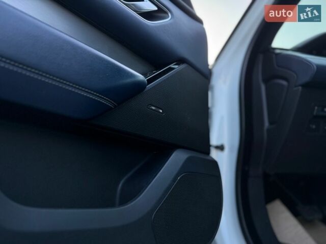 Белый Ленд Ровер Рендж Ровер Велар, объемом двигателя 2 л и пробегом 134 тыс. км за 29999 $, фото 61 на Automoto.ua