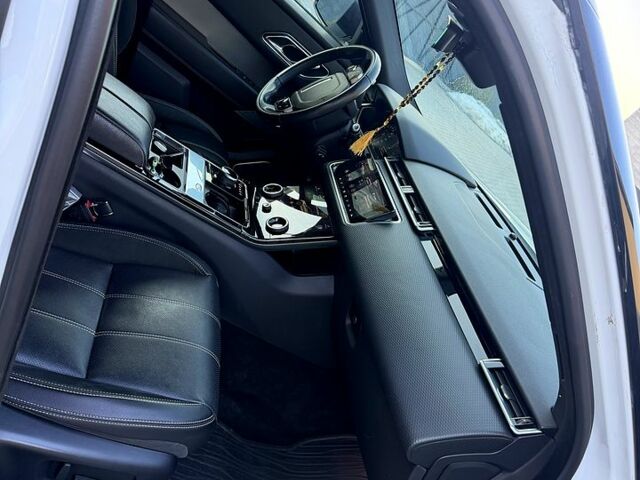 Білий Ленд Ровер Рендж Ровер Велар, об'ємом двигуна 2 л та пробігом 18000 тис. км за 32000 $, фото 8 на Automoto.ua