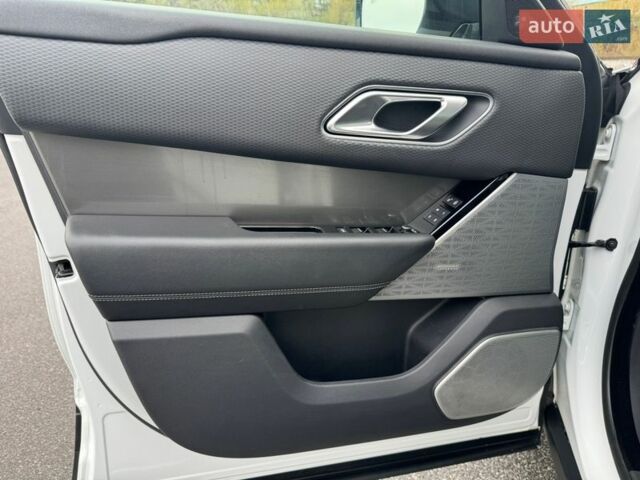 Белый Ленд Ровер Рендж Ровер Велар, объемом двигателя 3 л и пробегом 93 тыс. км за 33000 $, фото 11 на Automoto.ua