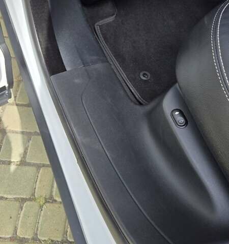 Белый Ленд Ровер Рендж Ровер Велар, объемом двигателя 3 л и пробегом 95 тыс. км за 39500 $, фото 38 на Automoto.ua