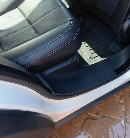 Белый Ленд Ровер Рендж Ровер Велар, объемом двигателя 2 л и пробегом 109 тыс. км за 31000 $, фото 25 на Automoto.ua