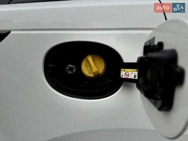 Белый Ленд Ровер Рендж Ровер Велар, объемом двигателя 2 л и пробегом 130 тыс. км за 32500 $, фото 56 на Automoto.ua