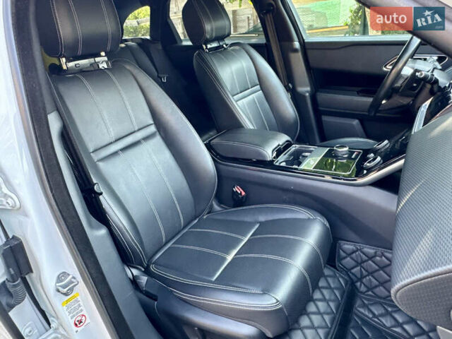 Белый Ленд Ровер Рендж Ровер Велар, объемом двигателя 2 л и пробегом 124 тыс. км за 32300 $, фото 18 на Automoto.ua