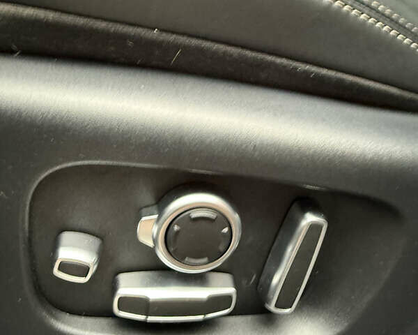 Белый Ленд Ровер Рендж Ровер Велар, объемом двигателя 2 л и пробегом 87 тыс. км за 33300 $, фото 35 на Automoto.ua