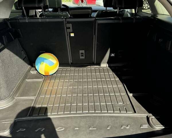 Білий Ленд Ровер Рендж Ровер Велар, об'ємом двигуна 2 л та пробігом 92 тис. км за 29900 $, фото 11 на Automoto.ua