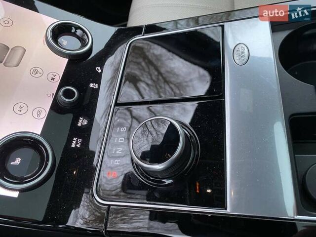 Білий Ленд Ровер Рендж Ровер Велар, об'ємом двигуна 2 л та пробігом 78 тис. км за 35900 $, фото 29 на Automoto.ua