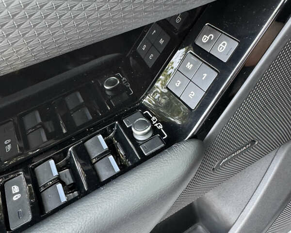 Белый Ленд Ровер Рендж Ровер Велар, объемом двигателя 2 л и пробегом 124 тыс. км за 32300 $, фото 30 на Automoto.ua