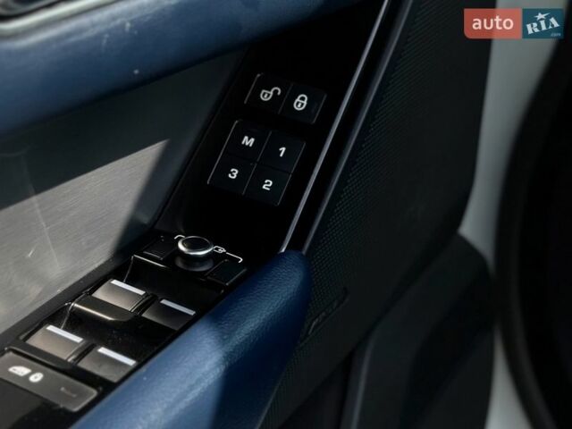 Білий Ленд Ровер Рендж Ровер Велар, об'ємом двигуна 2 л та пробігом 134 тис. км за 28999 $, фото 47 на Automoto.ua