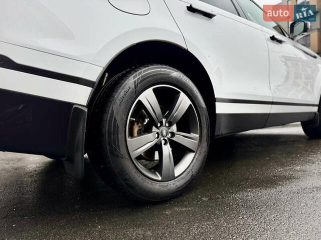 Белый Ленд Ровер Рендж Ровер Велар, объемом двигателя 2 л и пробегом 130 тыс. км за 32500 $, фото 41 на Automoto.ua