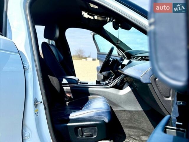 Білий Ленд Ровер Рендж Ровер Велар, об'ємом двигуна 2 л та пробігом 134 тис. км за 28999 $, фото 58 на Automoto.ua