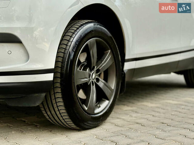 Белый Ленд Ровер Рендж Ровер Велар, объемом двигателя 2 л и пробегом 134 тыс. км за 33999 $, фото 9 на Automoto.ua