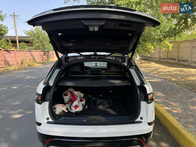 Белый Ленд Ровер Рендж Ровер Велар, объемом двигателя 2 л и пробегом 124 тыс. км за 32300 $, фото 25 на Automoto.ua