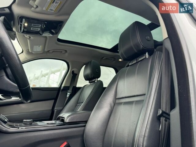 Белый Ленд Ровер Рендж Ровер Велар, объемом двигателя 3 л и пробегом 93 тыс. км за 33000 $, фото 13 на Automoto.ua