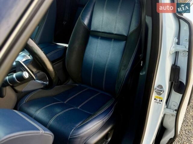 Білий Ленд Ровер Рендж Ровер Велар, об'ємом двигуна 2 л та пробігом 134 тис. км за 28999 $, фото 49 на Automoto.ua