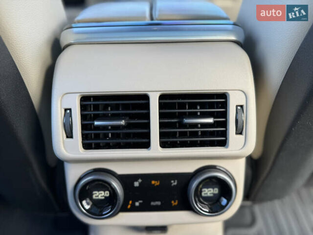 Белый Ленд Ровер Рендж Ровер Велар, объемом двигателя 2 л и пробегом 188 тыс. км за 28700 $, фото 24 на Automoto.ua