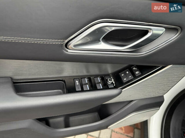 Белый Ленд Ровер Рендж Ровер Велар, объемом двигателя 2 л и пробегом 87 тыс. км за 33300 $, фото 33 на Automoto.ua