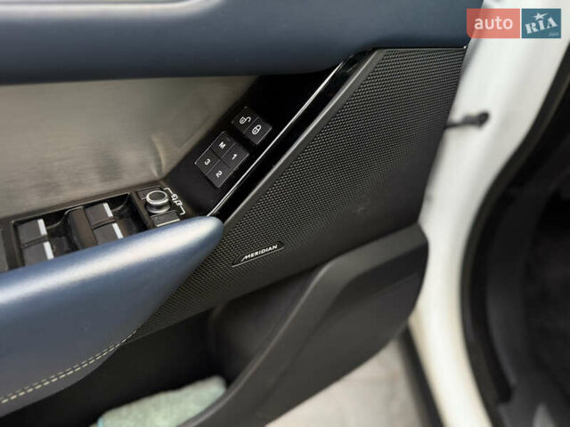 Белый Ленд Ровер Рендж Ровер Велар, объемом двигателя 2 л и пробегом 134 тыс. км за 33999 $, фото 51 на Automoto.ua