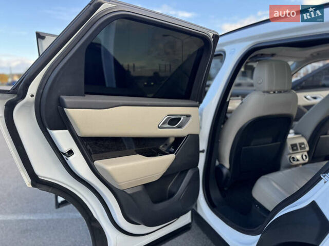 Белый Ленд Ровер Рендж Ровер Велар, объемом двигателя 2 л и пробегом 188 тыс. км за 28700 $, фото 16 на Automoto.ua