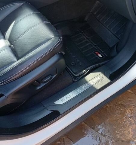 Белый Ленд Ровер Рендж Ровер Велар, объемом двигателя 2 л и пробегом 109 тыс. км за 31000 $, фото 94 на Automoto.ua