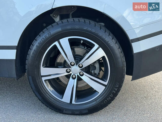 Белый Ленд Ровер Рендж Ровер Велар, объемом двигателя 2 л и пробегом 188 тыс. км за 28700 $, фото 11 на Automoto.ua