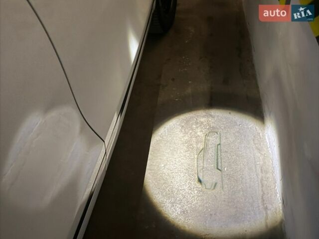 Белый Ленд Ровер Рендж Ровер Велар, объемом двигателя 2 л и пробегом 92 тыс. км за 35300 $, фото 15 на Automoto.ua