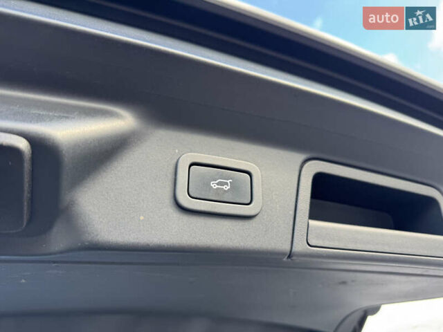 Белый Ленд Ровер Рендж Ровер Велар, объемом двигателя 2 л и пробегом 188 тыс. км за 28700 $, фото 25 на Automoto.ua