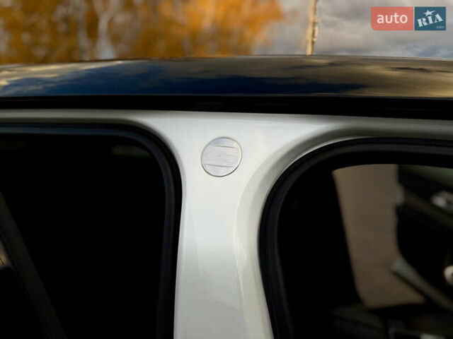 Белый Ленд Ровер Рендж Ровер Велар, объемом двигателя 2 л и пробегом 134 тыс. км за 33999 $, фото 85 на Automoto.ua