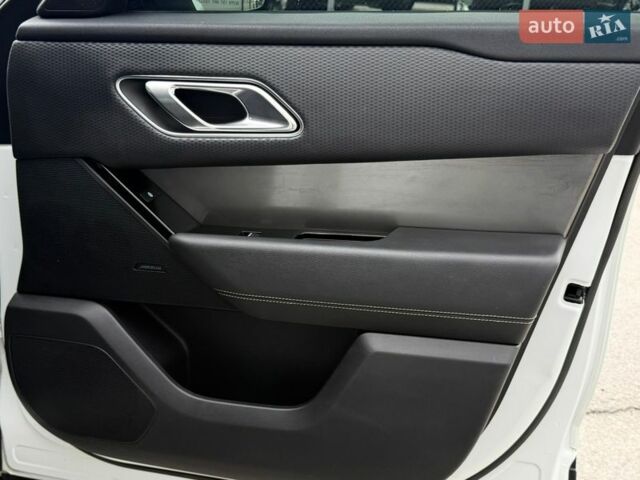 Білий Ленд Ровер Рендж Ровер Велар, об'ємом двигуна 2 л та пробігом 110 тис. км за 38500 $, фото 31 на Automoto.ua