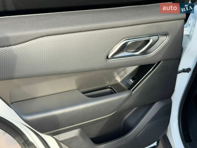 Белый Ленд Ровер Рендж Ровер Велар, объемом двигателя 2 л и пробегом 90 тыс. км за 33900 $, фото 18 на Automoto.ua