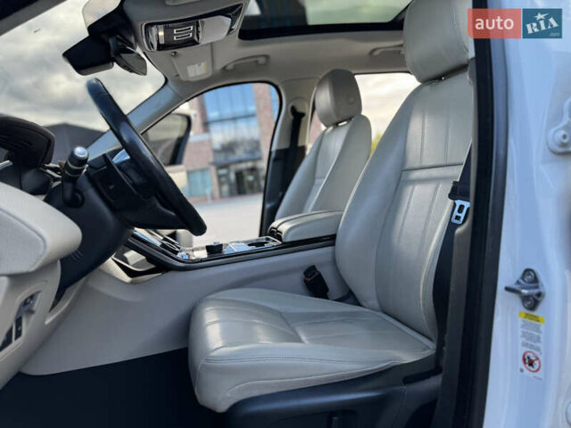 Белый Ленд Ровер Рендж Ровер Велар, объемом двигателя 2 л и пробегом 188 тыс. км за 28700 $, фото 22 на Automoto.ua