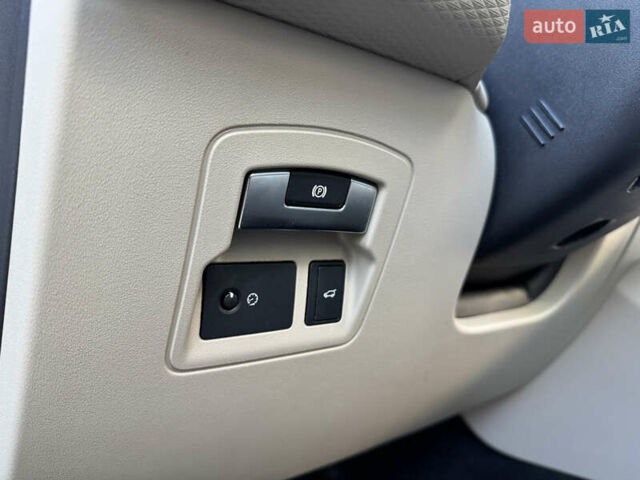 Белый Ленд Ровер Рендж Ровер Велар, объемом двигателя 2 л и пробегом 188 тыс. км за 28700 $, фото 28 на Automoto.ua